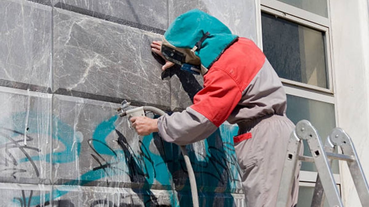 Καθαρισμός Graffiti σε Ευαίσθητες Επιφάνειες στη Λάρισα – Ασφαλής Αφαίρεση Χωρίς Βάψιμο